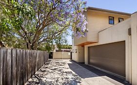 Jacaranda Lane - Sleek & Modern - Central