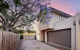 Jacaranda Lane - Sleek & Modern - Central